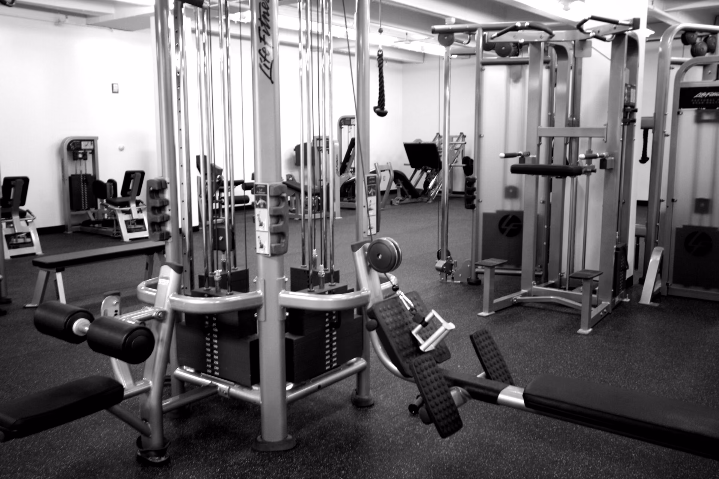 Sala con máquinas de poleas y estaciones de musculación